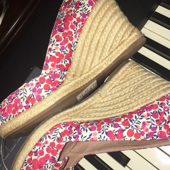size 9 Lord & Taylor Liberty Art Fabrics wedge - Picture 5 of 6